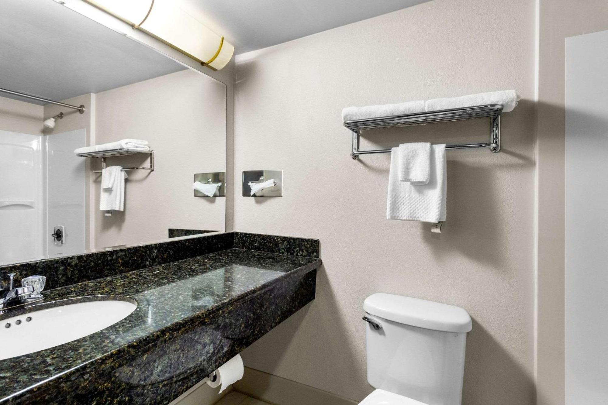 אלטונה Quality Inn & Suites מראה חיצוני תמונה